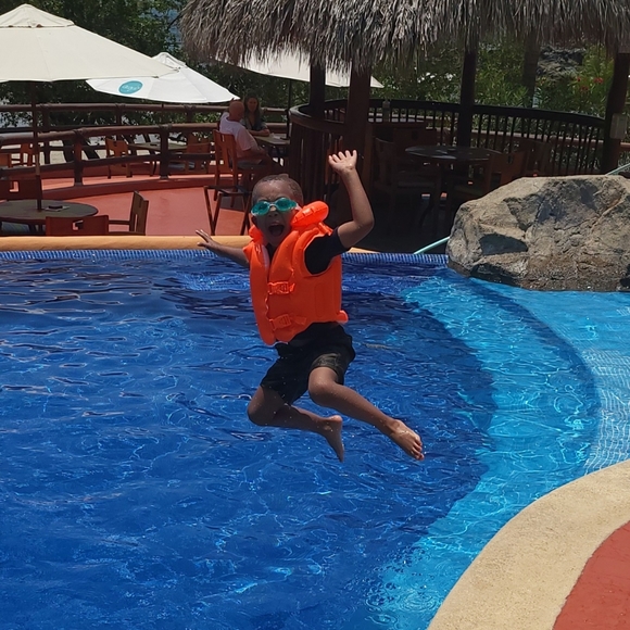 Meet your Posher, Dominique - Picture 4 of 5